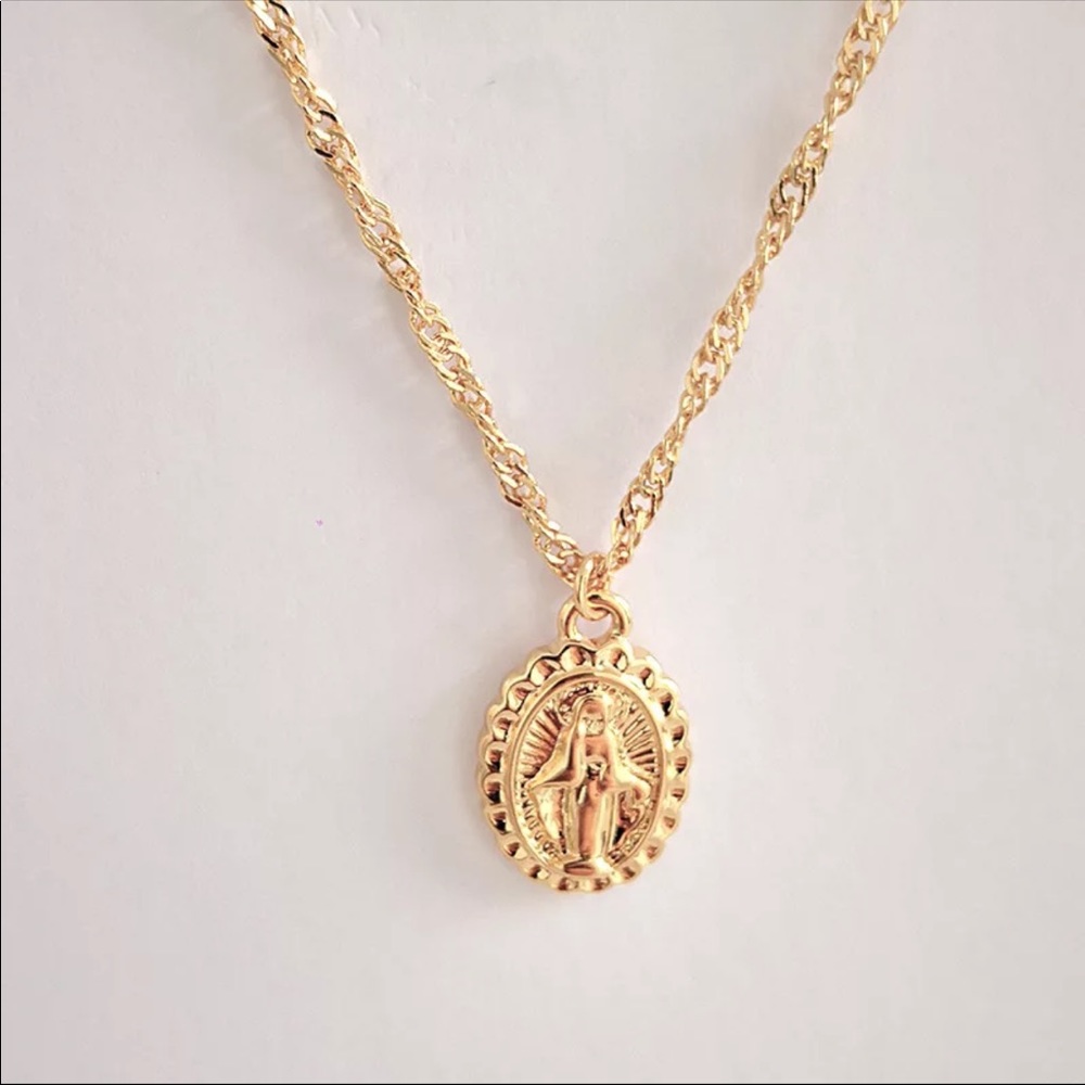 🦋NWOT Virgin Mary gold necklace